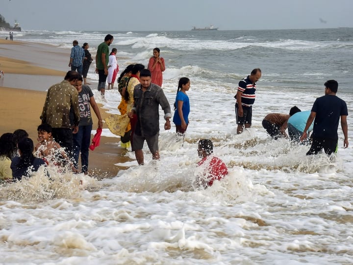 Mumbai News: Sunshine today after heavy rain in Mumbai, after many days the beach was also seen buzzing Mumbai News: मुंबई में भारी बारिश के बाद आज खिली धूप, कई दिनों बाद समुद्र के किनारे भी हुए गुलजार