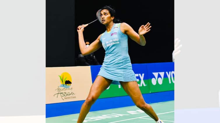 PV Sindhu of India beat Saena Kawakami 21-16, 21-7 to advance to the finals of the Singapore Open. Singapore Open 2022:  জাপানি প্রতিদ্বন্দ্বীকে হারিয়ে সিঙ্গাপুর ওপেনের ফাইনালে পি ভি সিন্ধু