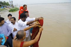 Godavari Floods: గోదారమ్మా శాంతించు - మంత్రి పువ్వాడ నది హారతి, పూజలు