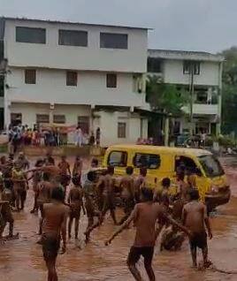 हायस्कूलच्या समोरच्या मैदानातच चिखल महोत्सव