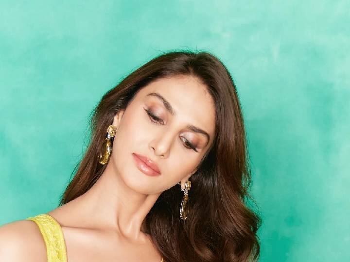 वाणी कपूर सध्या तिचा बहुप्रतिक्षित चित्रपट 'शमशेरा'च्या प्रमोशनमध्ये व्यस्त आहे. या चित्रपटात रणबीर कपूरसोबत तिची ऑनस्क्रीन केमिस्ट्री दिसणार आहे.(फोटो सौजन्य: _vaanikapoor_/इन्टाग्राम)