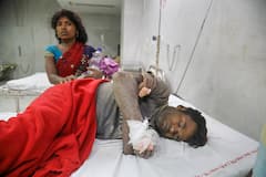 Delhi wall collapsed: अलीपुर में गिरी गोदाम की दीवार, पांच लोगों की मौत, आठ घायल, देखिए हादसे की दर्दनाक तस्वीरें