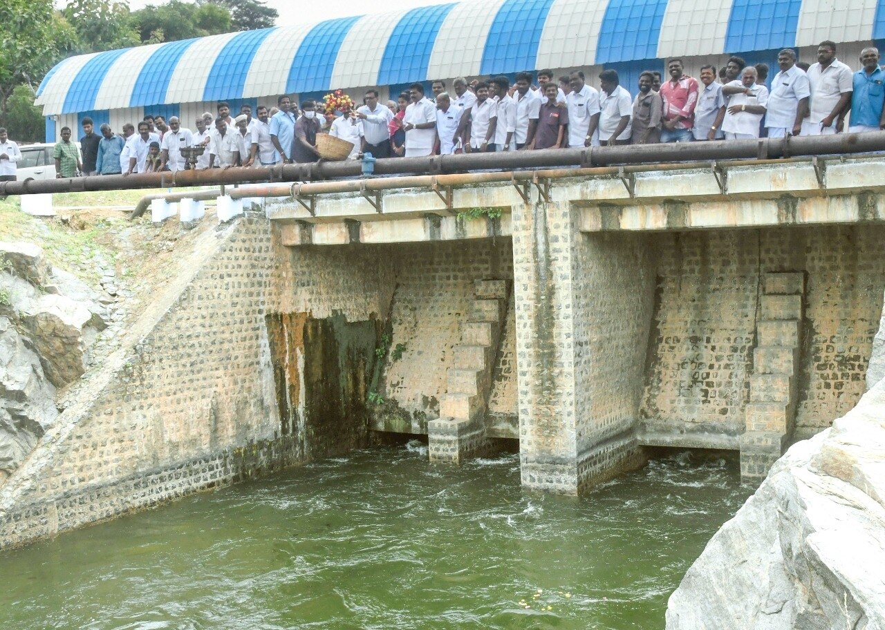 மேட்டூர் அணை: 16 கண் மதகு, கிழக்கு மற்றும் மேற்கு கால்வாய் பாசனத்திற்கு தண்ணீர் திறப்பு