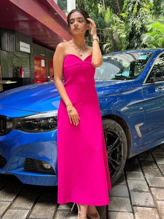 नाज नखरों के साथ अनुष्का सेन ने दिखाया ग्लैमरस अंदाज