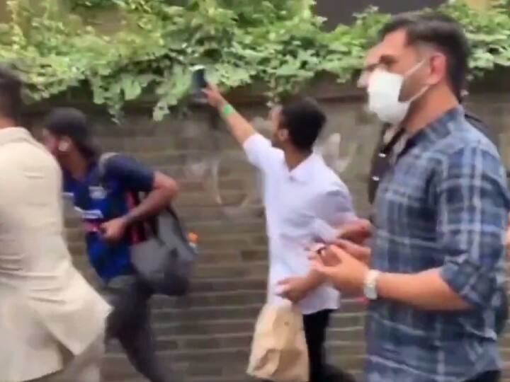 MS Dhoni walking on London street fans Chase Dhoni for selfies Watch: कायम है धोनी का जलवा, लंदन की गलियों में घूमते दिखे तो सेल्फी लेने के लिए उमड़ पड़ी भीड़