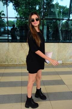 Tara Sutaria Spotted: थकी-हारी एयरपोर्ट पहुंची तारा सुतरिया, सफर में नींद पूरी करेंगी एक्ट्रेस