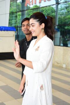 Rashmika Mandanna Spotted: सफेद कुर्ती में खूब जंची रश्मिका मंदाना, एयरपोर्ट पर कैमरा में कैप्चर हुईं एक्ट्रेस