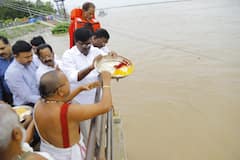 Godavari Floods: గోదారమ్మా శాంతించు - మంత్రి పువ్వాడ నది హారతి, పూజలు