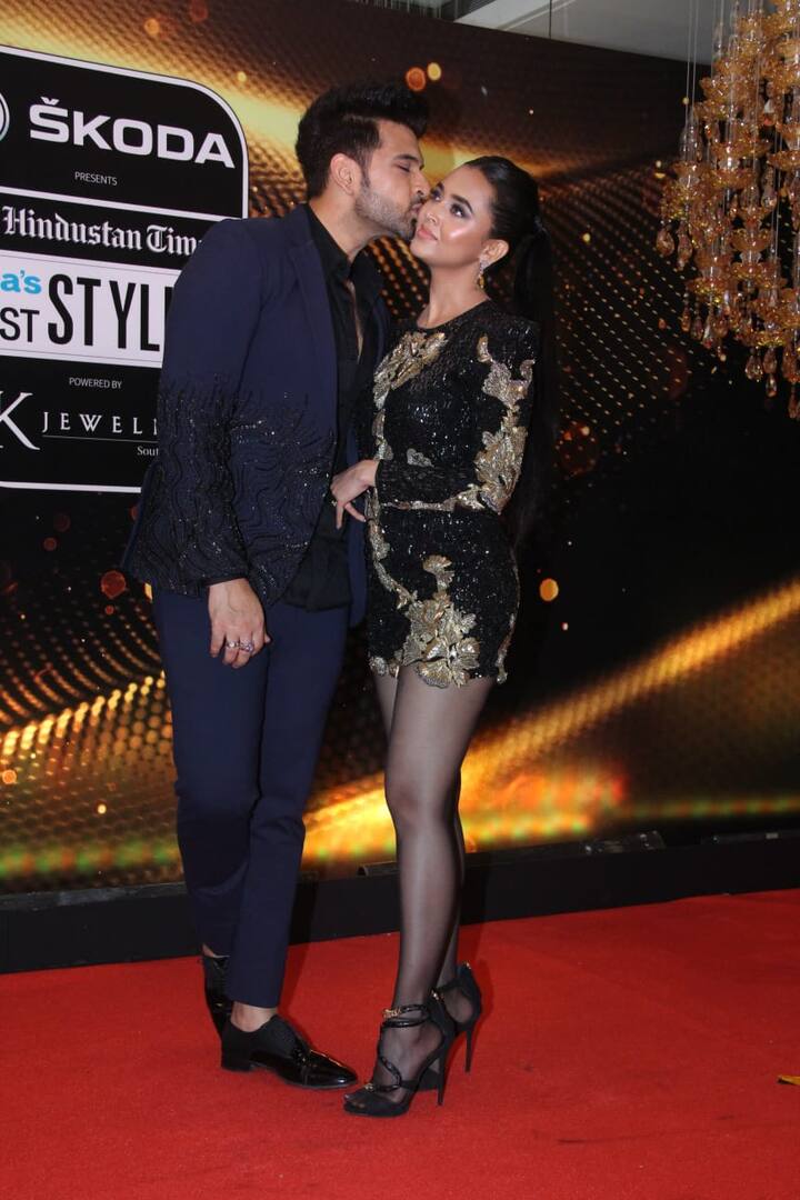 कपल ने हमेशा की तरह अपनी प्यारी केमिस्ट्री से सभी का दिल जीता. करण कुंद्रा अपनी लेडीलव को किस भी करते नजर आए.