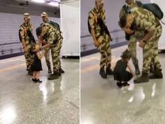 Viral Video: ਛੋਟੀ ਬੱਚੀ ਨੇ ਸੁਰੱਖਿਆ ਕਰਮੀਆਂ ਦੇ ਛੂਹੇ ਪੈਰ! ਜਜ਼ਬਾਤੀ ਜਵਾਨ ਨੇ ਵੀ ਜਤਾਇਆ ਪਿਆਰ, ਵੀਡੀਓ ਕਰ ਦੇਵੇਗਾ ਭਾਵੁਕ