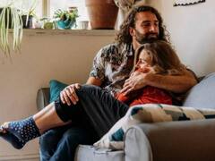 கட்டிப்பிடி வைத்தியத்தில் கல்லா கட்டும் நபர்! ஒரு மணி நேரத்துக்கு ரூ.7 ஆயிரம்! குவியும் மக்கள்