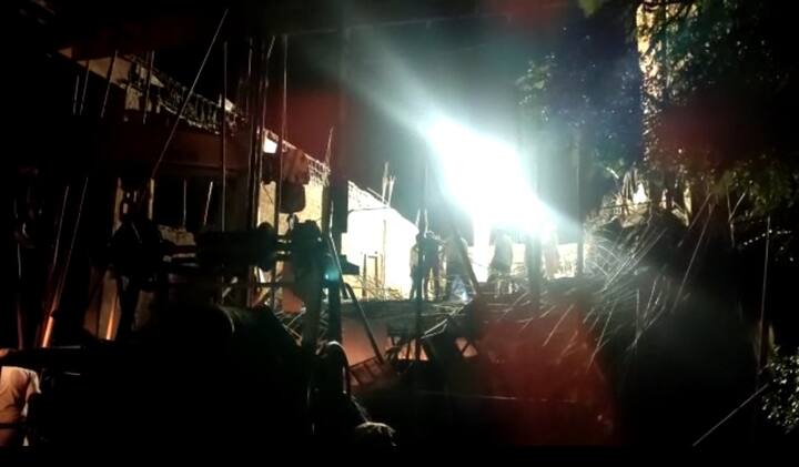 कलेक्टर दीपक आर्य ने बताया कि 30 मजदूर यहां काम कर रहे थे. इस दौरान छत का हिस्सा नीचे आ गिरा. कुछ मजदूर दब गए. जिन्हें उनको सुरक्षित निकाला गया. इसमें तीन घायल हो गए और एक की मौत हो गई. उन्होंने कहा कि, जो भी इनलीगल काम होगा उसको लेकर कार्रवाई की जाएगी.