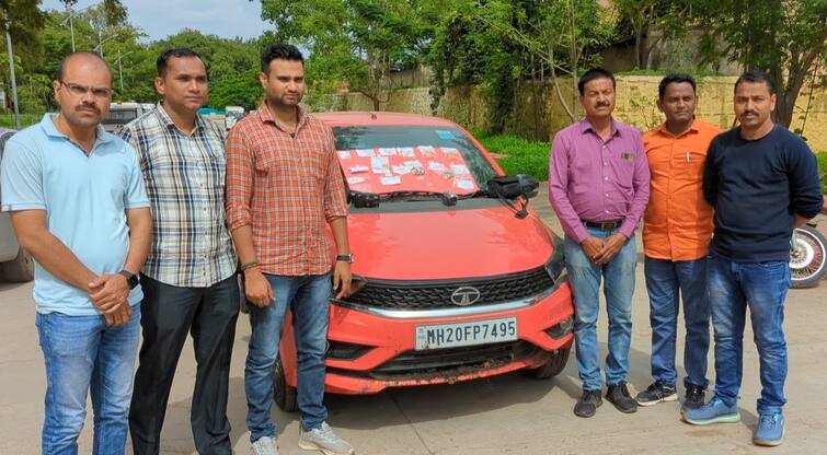 maharashtra News Aurangabad Crime News The children who stole the car were detained by the police चित्तथरारक! पुढे चोर मागे पोलीस, अचानक चोरट्यांचा गाडीवरील नियंत्रण सुटल्याने कार थेट...