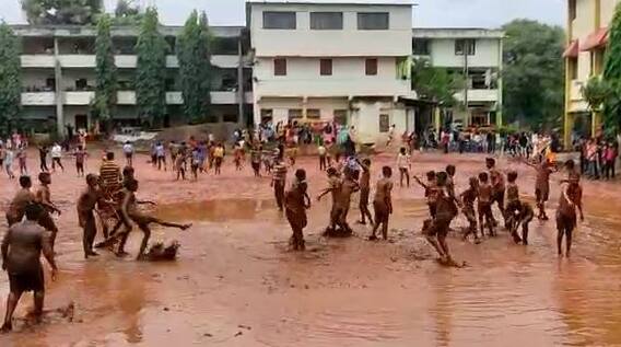 हे कोल्हापूर हाय भावा! चिखलात निस्ता राडा