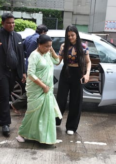 Asha Bhosle की पोती खूबसूरती में बॉलीवुड एक्ट्रेसेस को दे रहीं मात, लंच पर निकलीं तो ऐसी तस्वीरें आईं सामने