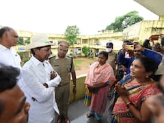 In Pics: వరద బాధితుల వద్దకు కేసీఆర్, గోదావరికి శాంతి పూజలు - నీళ్లలో నుంచే సీఎం కాన్వాయ్