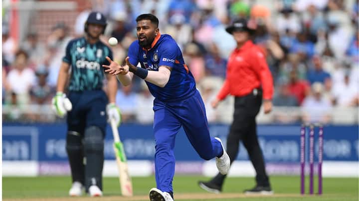 সিরাজ শুরুটা ভাল করার পর জেসন রয় এবং বেন স্টোকস ইংল্যান্ডের ইনিংসকে এগিয়ে নিয়ে যাচ্ছিলেন। তবে পর বল হাতে এই দুইজনকেই আউট করে ভারতকে ম্যাচে ফেরান হার্দিক। ম্যাচে তিনি মোট কেরিয়ারের সেরা চারটি উইকেট নেন।