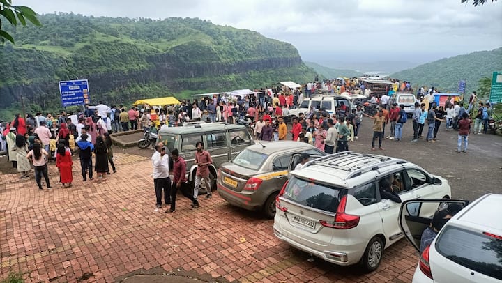 विस्तीर्ण आणि खोल अशी आंबोली जवळील कावळेसादची दरी पर्यटकांना नेहमी आकर्षित करते. या ठिकाणच्या वातावरणात पर्यटक धबधब्याच्या खाली न जाता या कावळेसाद पॉईंटला उभे राहिले तरी ओलेचिंब होतात.