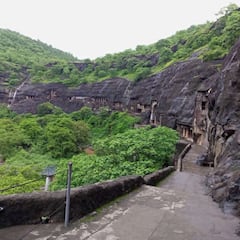 Photo: अजिंठा लेणी पाहण्यासाठी पर्यटकांची तुफान गर्दी; तिकीटासाठी लांबच लांब रांगा