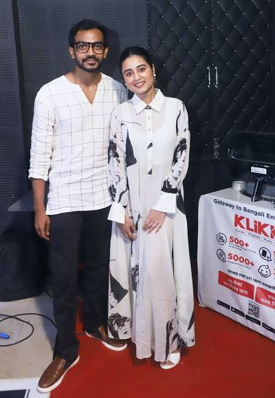 ট্রেলারের শুরুতেই শোনা যাচ্ছে একটা ফোন বাজছে। আর ট্রেলারের শেষে যে ফোন তুললেন তাঁর পরিচয় মিলছে। তার মাঝেই গোটা সিরিজের টানটান রহস্যের কয়েক ঝলক দেখা গেল।