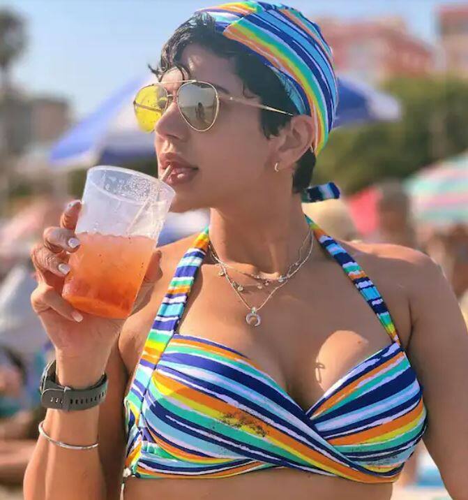 Mandira Bedi Bikini Photos: ਮੰਦਿਰਾ ਬੇਦੀ ਦਾ ਗਲੈਮਰ ਦੇ ਮਾਮਲੇ ਵਿੱਚ ਕਿਸੇ ਨਾਲ ਕੋਈ ਮੁਕਾਬਲਾ ਨਹੀਂ ਹੈ। ਉਹ ਇੱਕ ਵਾਰ ਫਿਰ ਬਿਕਨੀ ਵਿੱਚ ਇੰਟਰਨੈੱਟ ਦਾ ਪਾਰਾ ਵਧਾਉਂਦੀ ਨਜ਼ਰ ਆ ਰਹੀ ਹੈ।