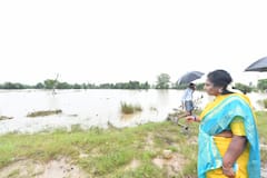 In Pics: వరద ప్రభావిత ప్రాంతాల్లో గవర్నర్ తమిళిసై, వర్షంలోనే బాధితుల వద్దకు - రాత్రంతా రైలులో ప్రయాణం