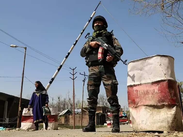 jammu kashmir terror attack CRPF personnel killed in terror attack in south Kashmir's Pulwama Jammu Kashmir Terrorist Attack : जम्मू-काश्मीर: पुलवामामध्ये चेकपोस्टवर दहशतवादी हल्ला, सीरआरपीएफचा एक जवान हुतात्मा