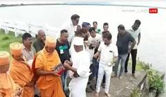 રાજકોટઃ રાજાશાહી સમયનું વેરી તળાવ છલકાયું, અક્ષરમંદિરમાં સંતો-મહંતો સહિતના લોકોએ વધાવ્યું નીરને