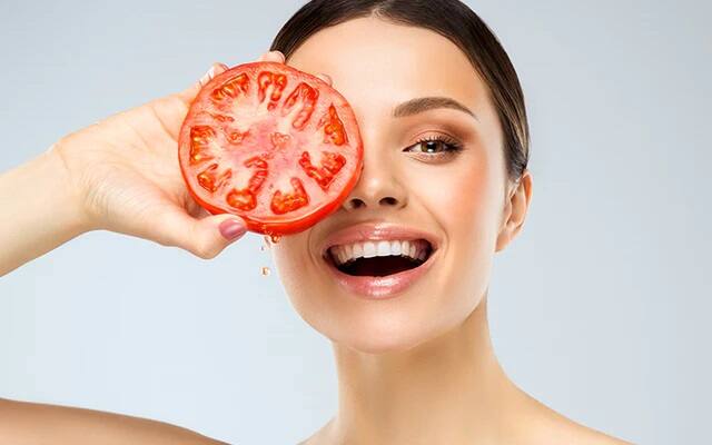 tomatoes is good for health use in this way skin care:  સ્કિન કેર માટે આ સબ્જીનો કરો આ રીતે ઉપયોગ મળશે અદભૂત રિઝલ્ટ