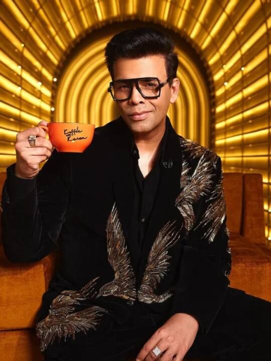 इन दिनों दर्शकों के सबसे पसंदीदा शोज की बात करें तो ये है कॉफी विद करण (Koffee With Karan 7). पूरे दो साल बाद करण जोहर अपने इस गॉसिप शो के 7वें सीजन के साथ लौटे हैं. शो में कई बॉलीवुड स्टार्स करण जौहर के साथ चटपटी गॉसिप करते नजर आते हैं.