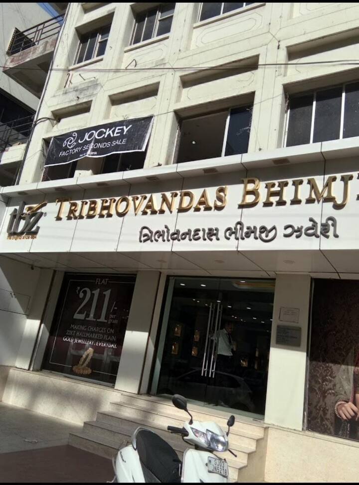 જોકે ગાંધીગ્રામ પોલીસે થોડી જ કલાકોમાં મહિલા સહિત તેના સાગરિતોને પકડી લીધા હતા.