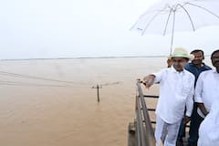 In Pics: వరద బాధితుల వద్దకు కేసీఆర్, గోదావరికి శాంతి పూజలు - నీళ్లలో నుంచే సీఎం కాన్వాయ్