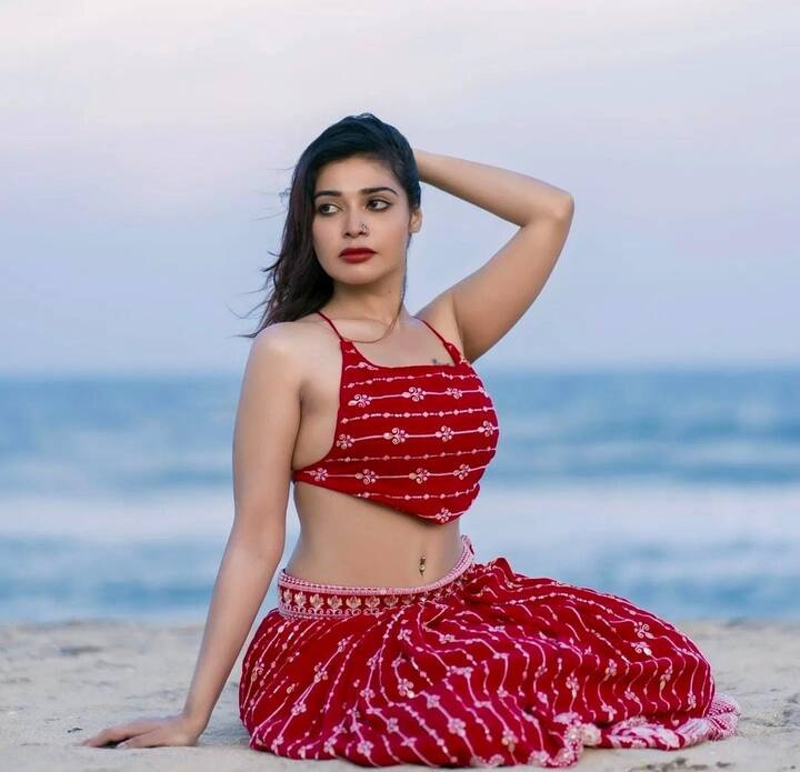 மயக்குறியே சிரிக்குறியே… என் லவ்வ நீயும் மாப்ப வச்சி தொடக்குரியே…