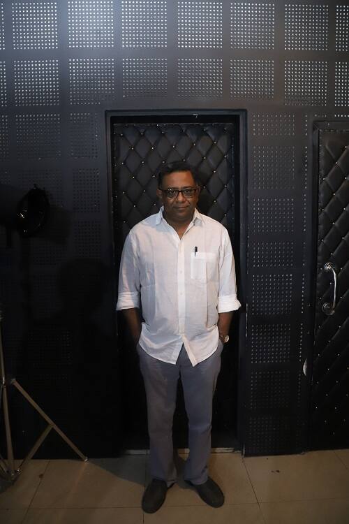 কমলেশ্বর মুখোপাধ্যায়কে এই সিরিজে এক রাজনৈতিক নেতার চরিত্রে দেখা যাবে। 'আমার চরিত্রের নাম প্রমোদ সেন। যে দাবা খেলতে ভালবাসে।' বলাই বাহুল্য এই সিরিজে ক্রাইম, পুলিশ, রাজনীতি আর দাবার চাল সব মিলেমিশে একাকার হবে।