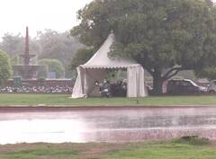 Delhi Rain: दिल्ली-एनसीआर में झमाझम बारिश, मौसम हुआ सुहाना, देखें तस्वीरें