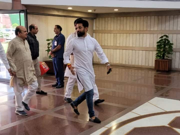 Chirag Paswan arrives for the NDA meeting being held at the Parliament building in New Delhi ann Chirag Paswan: NDA की बैठक में जाते समय काफी जल्दी में दिखें चिराग पासवान, राजनाथ सिंह की अध्यक्षता में हो रही मीटिंग