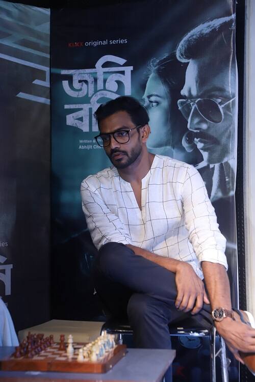 দেবাশিষ বলছেন, 'ক্লিকের সঙ্গে এটা আমার প্রথম কাজ। এমনকী স্বস্তিকা ও অভিজিতের সঙ্গেও এই প্রথম কাজ। ফলে খুবই উত্তেজিত। খুব খেটে সিরিজটা তৈরি করেছি।'