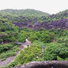 Photo: अजिंठा लेणी पाहण्यासाठी पर्यटकांची तुफान गर्दी; तिकीटासाठी लांबच लांब रांगा