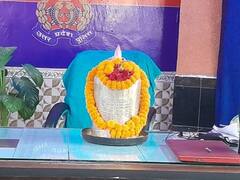 Mau News: घाघरा नदी में मिला चांदी का शिवलिंग, लोग मान रहे चमत्कार, अब एसपी ने कही ये बात