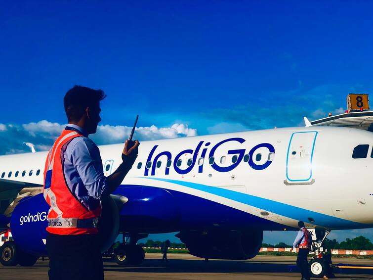 Indigo Flight way sharjah to Hyderabad Emergency Lands In Pakistan's Karachi Indigo Flight In Karachi: హైదరాబాద్‌ వస్తున్న ఫ్లైట్ పాకిస్థాన్‌లో ఎమర్జెన్సీ ల్యాండింగ్ - వెంటనే మరో విమానం కరాచీకి