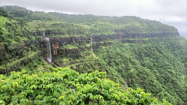 नुकताच मुसळधार पाऊस येऊन गेल्याने चिखलदऱ्यावर संपूर्ण धुक्याची चादर पसरल्याने वातावरण आल्हाददायक झालं आहे.