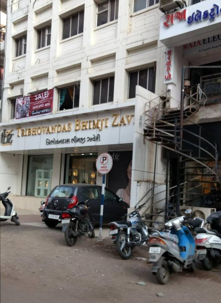 ગણતરીને કલાકોમાં સૂત્રધાર મહિલા બિલકીસ ઝડપાઈ ગઈ હતી. રાજકોટના યાજ્ઞિક રોડ પર આવેલા ટીબીઝેડ શોરૂમમાંથી એક કરોડ 48 લાખના દાગીના જોવાના બહાને બજરંગ વાડી માં ઘરે મંગાવી પિતા- પુત્રી સહિતના એ લૂંટ ચલાવી હતી.