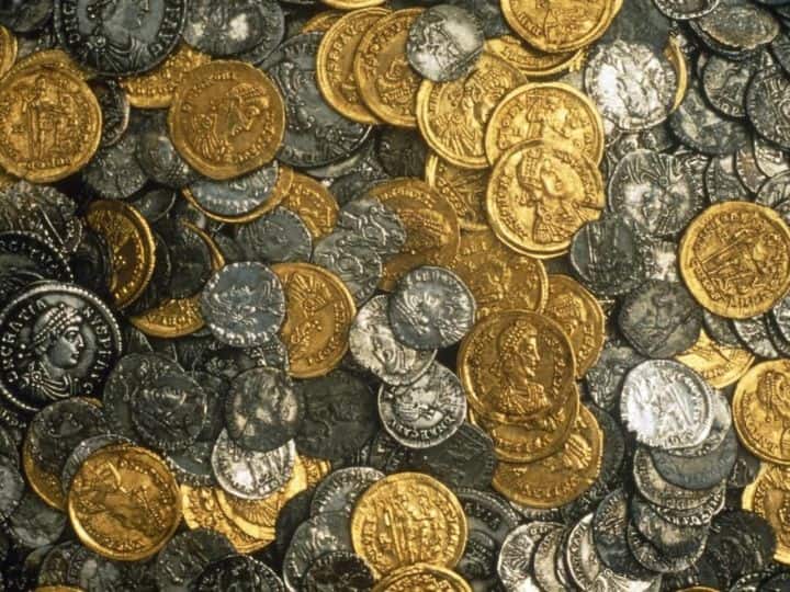 Gold coins found in a copper pot while digging a pit for a toilet were seized by the police शौचालयासाठी खड्डा खोदताना तांब्याच्या भांड्यात सापडली सोन्याची नाणी, पोलिसांनी केली जप्त