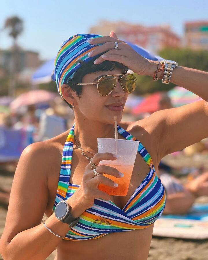 Mandira Bedi Bikini Photos: ग्लैमर के मामले में मंदिरा बेदी (Mandira Bedi) का किसी से कोई मुकाबला नहीं. बिकिनी में एक बार फिर वह इंटरनेट का पारा बढ़ाती नजर आई हैं.
