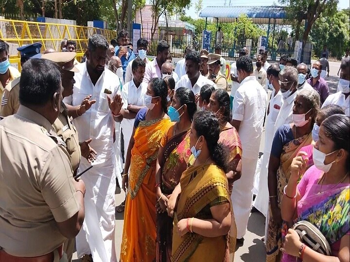 பொய் வழக்கு விவகாரம் - திருவாரூர் ஆட்சியர் அலுவலகத்தில்  ஒருவர் தீக்குளிக்க முயன்றதால் பரபரப்பு