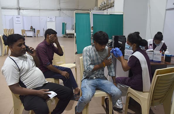 India Crosses 2 Billion Covid Vaccine Doses Milestone, Union Health Minister Mansukh Mandaviya Lauds Healthworkers India Crosses 2 Billion Covid Vaccine Doses Milestone, Union Health Minister Lauds Healthworkers
