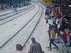 Bengaluru: प्लेटफॉर्म से फिसलकर पटरियों पर गिरा शख्स, RPF जवानों ने दौड़कर बचाई जान