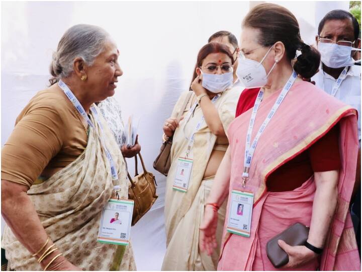 Vice President Candidate Margaret Alva have close relations with congress and Gandhi family since Indira Gandhis time Vice President Election 2022: गांधी परिवार के कितने करीब रही हैं मार्गरेट अल्वा, इंदिरा और राजीव की सरकार में रही थीं मंत्री