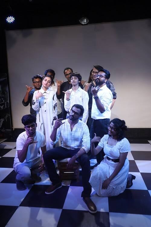 ইভেন্টে বিশেষ ড্রেস-কোডও রাখা হয়, সাদা ও কালো পোশাক। সকলেই সেই মেনে সেজে এসেছিলেন। এক ঝটকায় দাবার বোর্ডের সাদা-কালো কম্বিনেশনের কথা মনে হতে পারে। আর এই ছবিতে দাবার এক বড় অবদান রয়েছে।