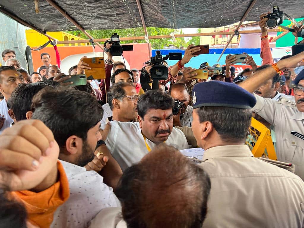 MP Nagar Nikay Chunav 2022 Result: इंदौर में मतगणना स्थल के बाहर ही धरने पर बैठे कांग्रेस प्रत्याशी, प्रशासन पर लगाया ये आरोप